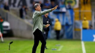Renato Portaluppi volta a pedir um centroavante e um atacante de velocidade