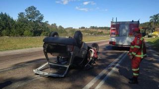 Motorista perde o controle e veículo capota na BR-116