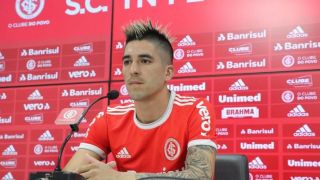 Leandro Fernández veste camisa do Inter e comenta que gosta de jogar pelas pontas