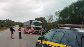 Homem morre em acidente entre carro e carreta na BR-293, em Piratini