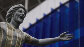 Estátua de Renato passa por pintura para destacar camisa tricolor e símbolo do Grêmio
