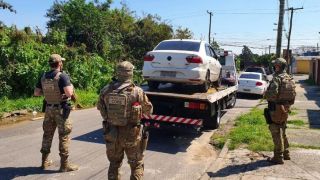 Carro que perseguia ciclistas é apreendido pela Polícia Civil em Porto Alegre
