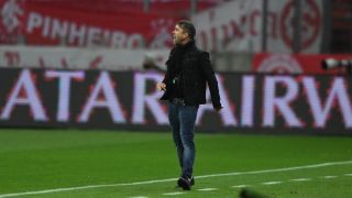 "Nunca passei por isso em 30 anos de futebol", lamente Coudet sobre jejum do Inter em Gre-Nais