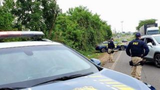 Mulher morre em acidente entre carro e caminhão na BR-290, em Eldorado do Sul
