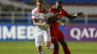 Saravia rompe ligamento cruzado do joelho e está fora da temporada no Inter