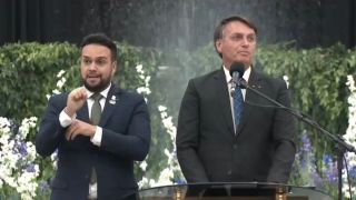 Bolsonaro vai a culto e diz que indicará pastor ao Supremo no ano que vem