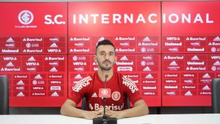 ”No momento não interfere nosso futebol”, destaca lateral colorado sobre questões políticas do clube