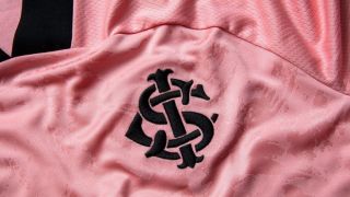 Com vendas esgotadas em poucas horas, Inter usará camisa rosa contra o Vasco