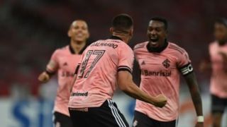 Inter anuncia renovações de Edenilson e Thiago Galhardo