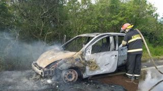 Carro fica completamente destruído por fogo no km 3 da RS 717, em Tapes