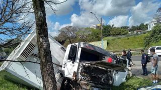 Caminhão com placas de Camaquã acaba envolvido em acidente na BR-116