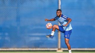 Renato não prevê retorno de Maicon mas comenta evolução de Leo Gomes: ”Vem fazendo exercícios novos, vem se recuperando bem.”