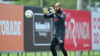 Danilo Fernandes testa positivo para COVID-19 e fica fora da partida contra o Boca Juniors
