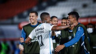 Com destaques individuais, Grêmio vence primeiro jogo contra o Guaraní por 2 a 0