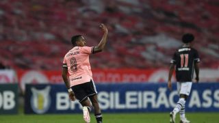 Edenilson, Matheus Jussá e Caio Vidal testam positivo para COVID-19; Abel Braga segue fora