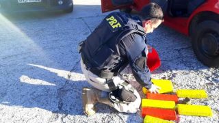 Jovem é presa com cinco quilos de maconha na BR-116, em Pelotas, no Sul do Estado