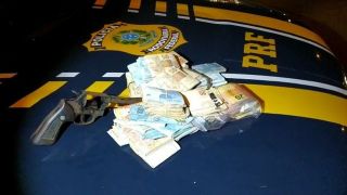 Casal é preso com R$ 55 mil e arma na BR-116, em São Leopoldo