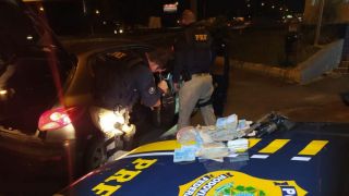 Polícia recupera carro e prende casal com arma e grande quantidade de dinheiro em São Leopoldo