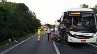 Uma pessoa fica ferida após colisão entre ônibus e caminhão em Nova Santa Rita