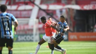 De virada, Inter vence o clássico Gre-Nal por 2 a 1 no Beira-Rio