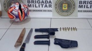 Jogador de futebol é preso em flagrante com arma escondida dentro de bola