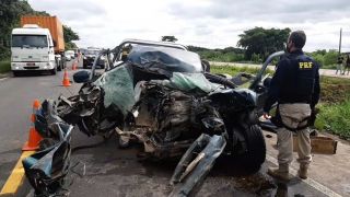 Homem morre em acidente entre carro e caminhão na BR-116, em Barra do Ribeiro