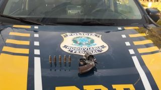 Motorista armado e sem habilitação é preso pela PRF na BR 116, em Vacaria