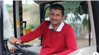 Trator adaptado leva agricultor cadeirante de volta à lavoura