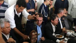 Presidente almoçou com caminhoneiros em churrascaria de beira de estrada em Goiás