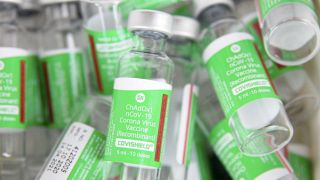 Agência Europeia de Medicamentos afirma que a vacina de Oxford/AstraZeneca é “segura e eficaz”