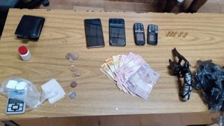 Brigada Militar localiza drogas, dinheiro e um revólver em Tapes