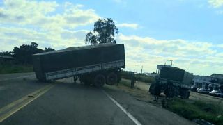 Estrutura de Carga de uma Carreta solta e bloqueia parte do asfalto da BR-116 em Camaquã