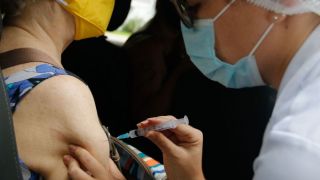 O Ministro da Saúde corre atrás de projeto de vacinar 1 milhão de pessoas por dia. O Chile e o Uruguai superam os números do Brasil