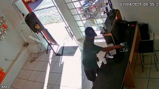 Câmeras de segurança flagraram roubo de celular no centro de Camaquã