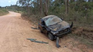 Motorista sofre acidente e carro é deixado na beira da estrada, perto de Amaral Ferrador