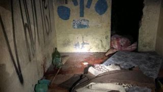 Homem é assassinado com corte no pescoço e corpo é deixado em barranco 