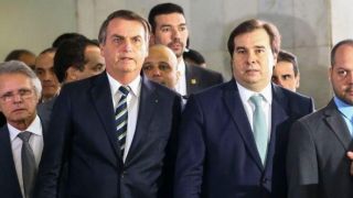 Bolsonaro entrega à Câmara projeto de lei que muda regras da CNH