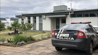 Mulher morre atropelada ao sair de carro em movimento em Nova Prata