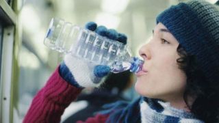 Mesmo no frio, beber água é essencial