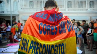 Jovem gay está internado em estado grave após estupro coletivo
