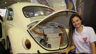 Fusca: engenheira transforma carro clássico em modelo elétrico