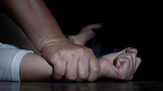 Mãe e filha são vítimas de estupro coletivo após encontro com homem que a jovem conheceu na internet