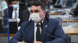 Durante bate-boca na CPI da Covid, senador Flávio Bolsonaro é chamado de “mimado” por Wilson Witzel