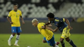 De virada, o Brasil vence a Colômbia por 2 a 1 e se mantém 100% na Copa América