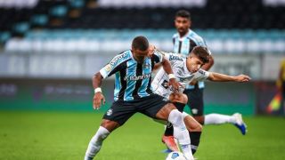 Grêmio conquista seu primeiro ponto no Brasileirão ao empatar com o Santos em 2 a 2