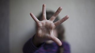 Garota de 13 anos pede ajuda pelas redes sociais após ser estuprada pelo pai