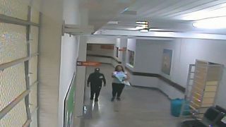 A falta de uma pulseira de identificação impede sequestro de bebê em hospital