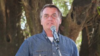 Bolsonaro tem obstrução intestinal e será transferido para São Paulo