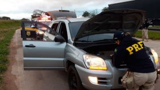 PRF recuperou carro roubado e prendeu casal armado em Guaiba
