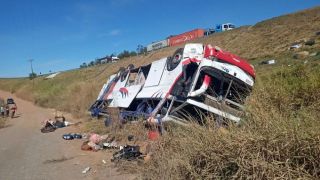 Queda de ônibus em ribanceira deixa três mortos e 37 feridos